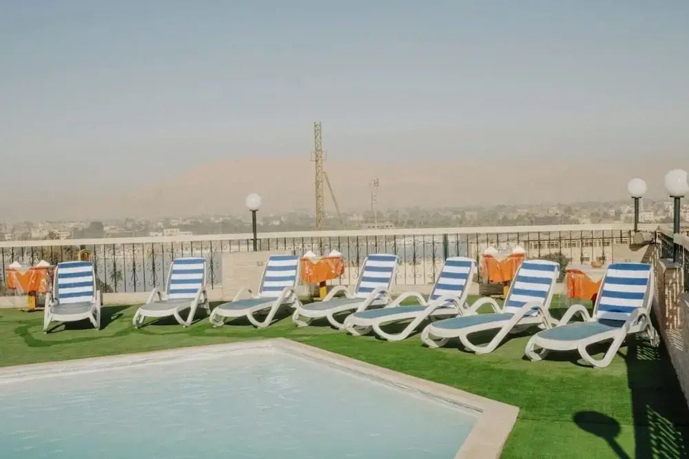 Queens Valley Hotel