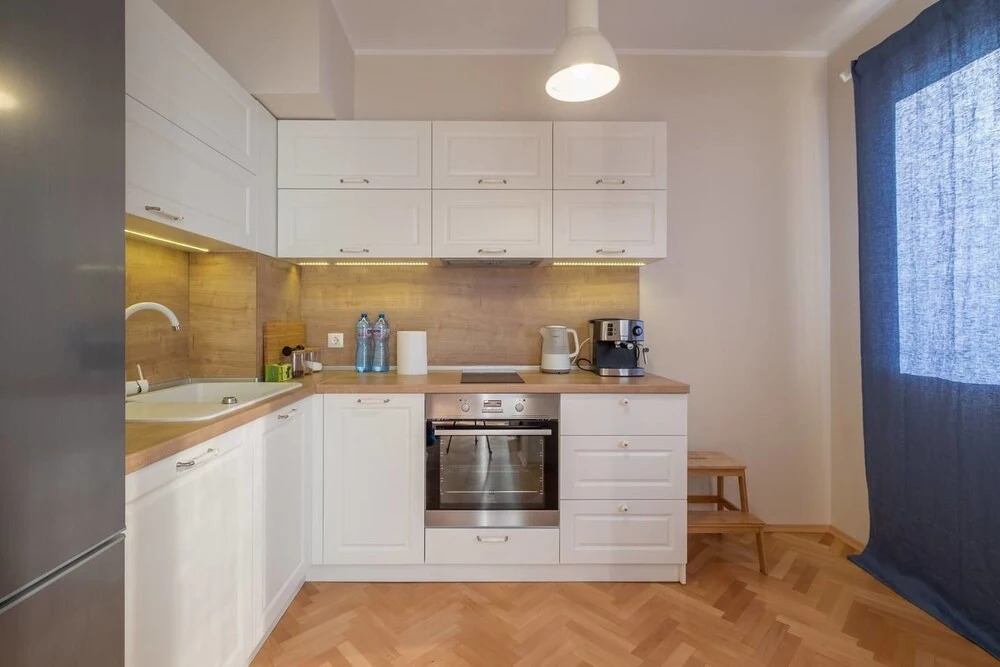FM Deluxe 2-BDR Apartment with Balcony - Zaimov Park