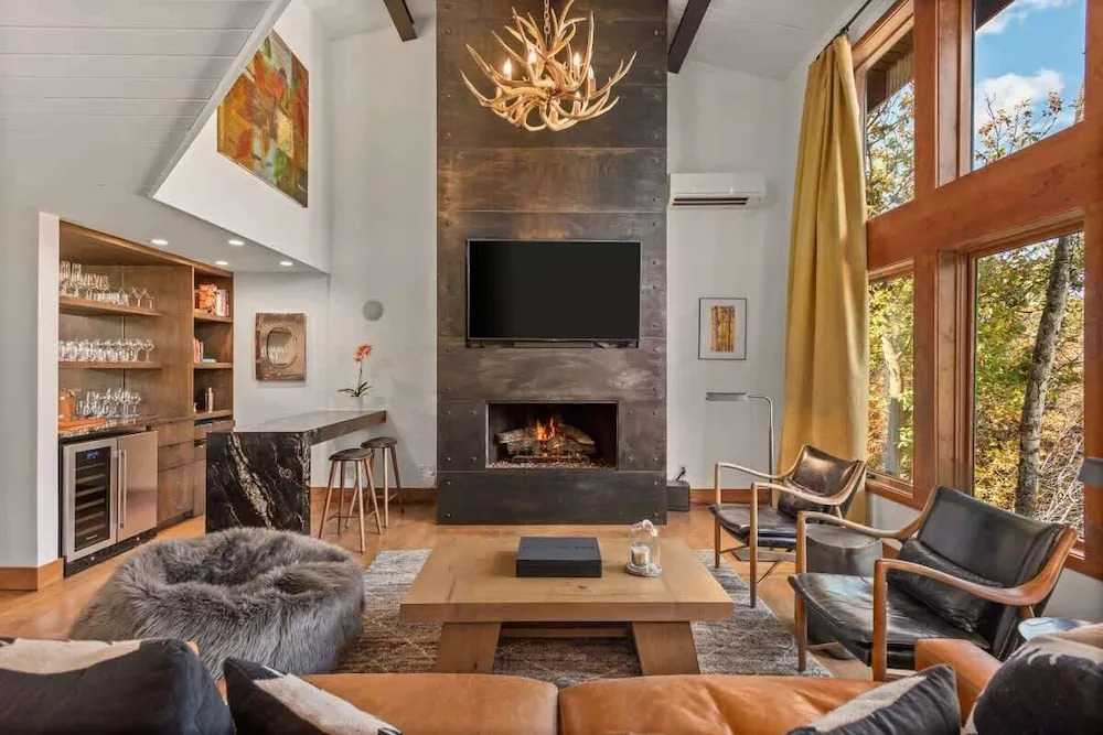 Snowline Lodge 4BR Home With Hot Tub, Pool & BBQ