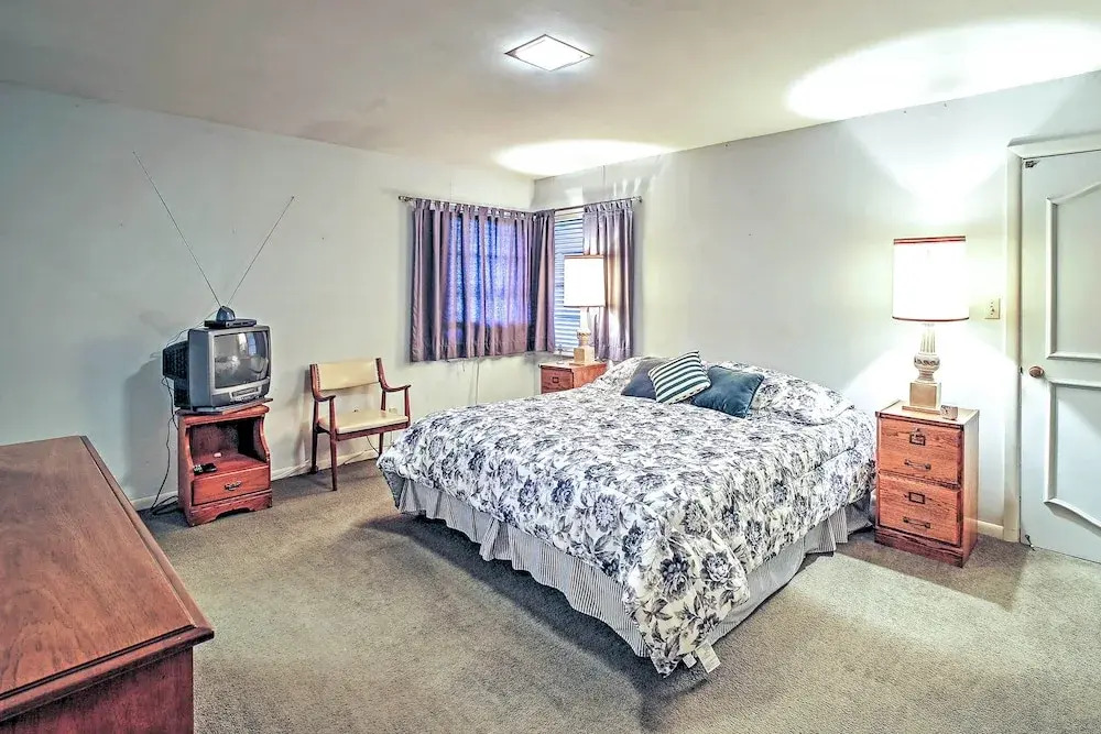 Mid-century Hideaway: Spacious Brownsville Home!