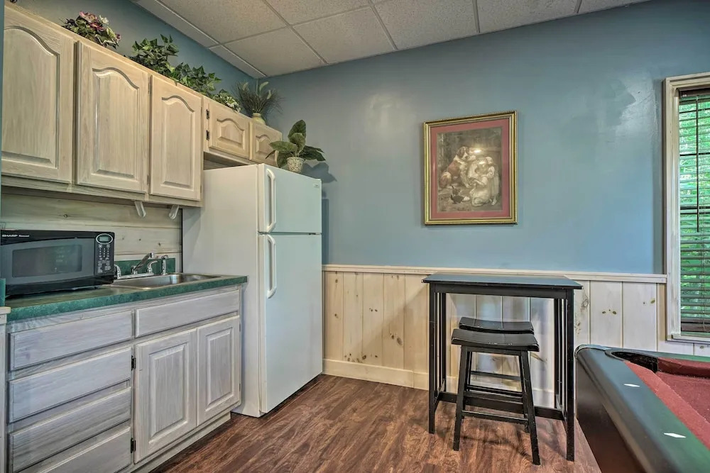 Hot Tub & Private Deck: Rustic Pigeon Forge Cabin