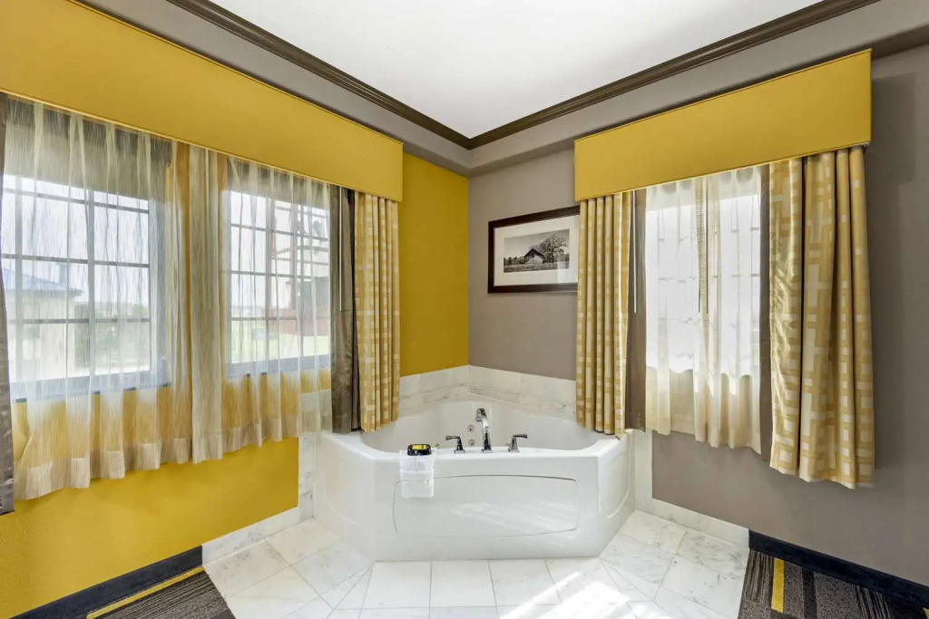 Best Western Plus Emerald Inn & Suites