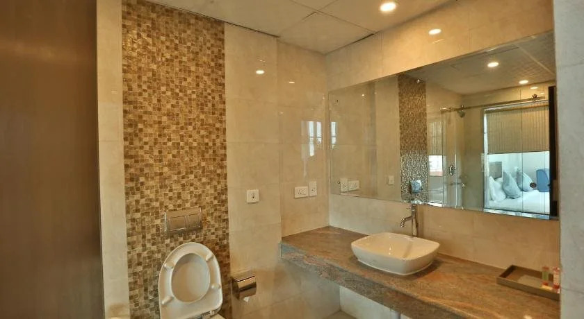 City Hotel & Suites