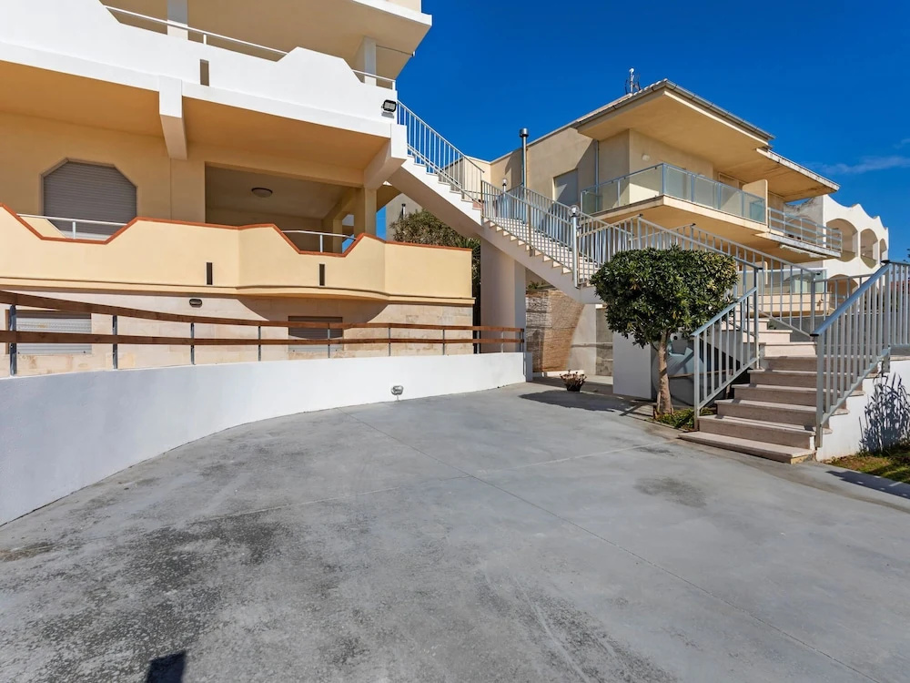 Pleasant Holiday Home in Donnalucata near Spiaggia Micenci
