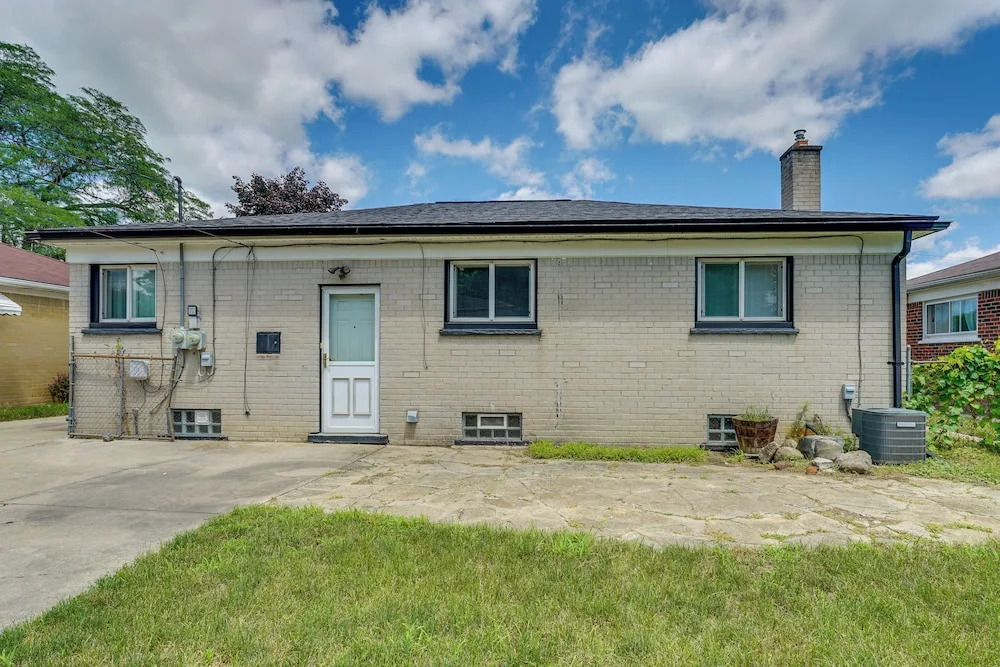 Westland Home w/ Yard ~ 20 Mi to Downtown Detroit