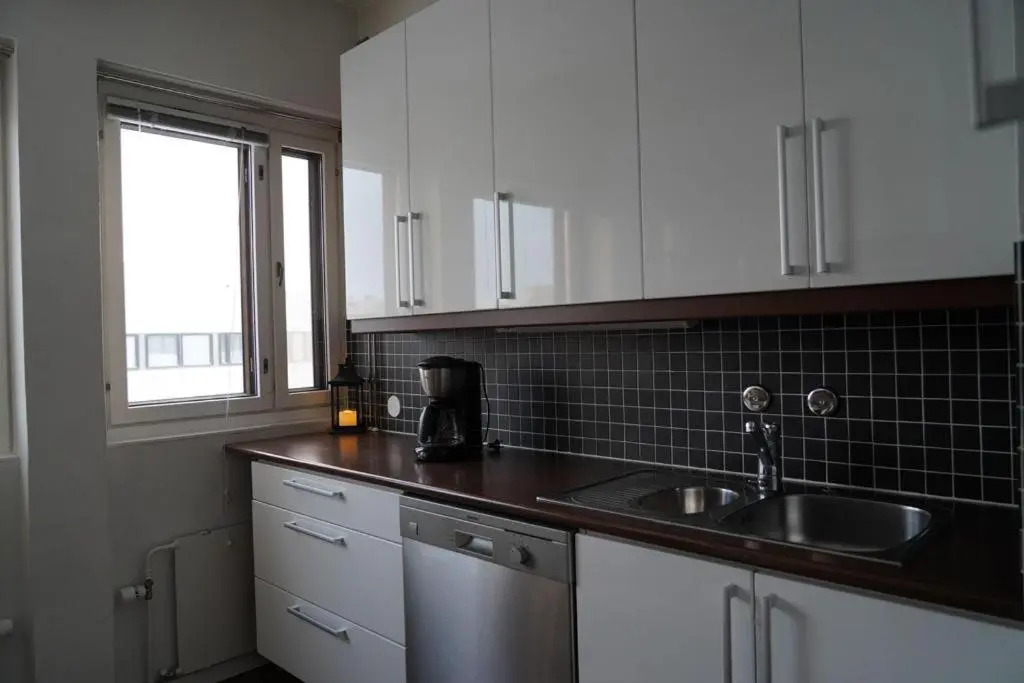 Cozy and Bright 2-Bedroom Apartment Washer and Dryer, King Size Bed