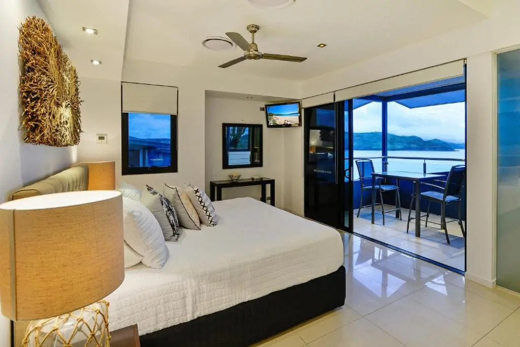 Edge 12 Hamilton Island - Oceanfront villa with buggy