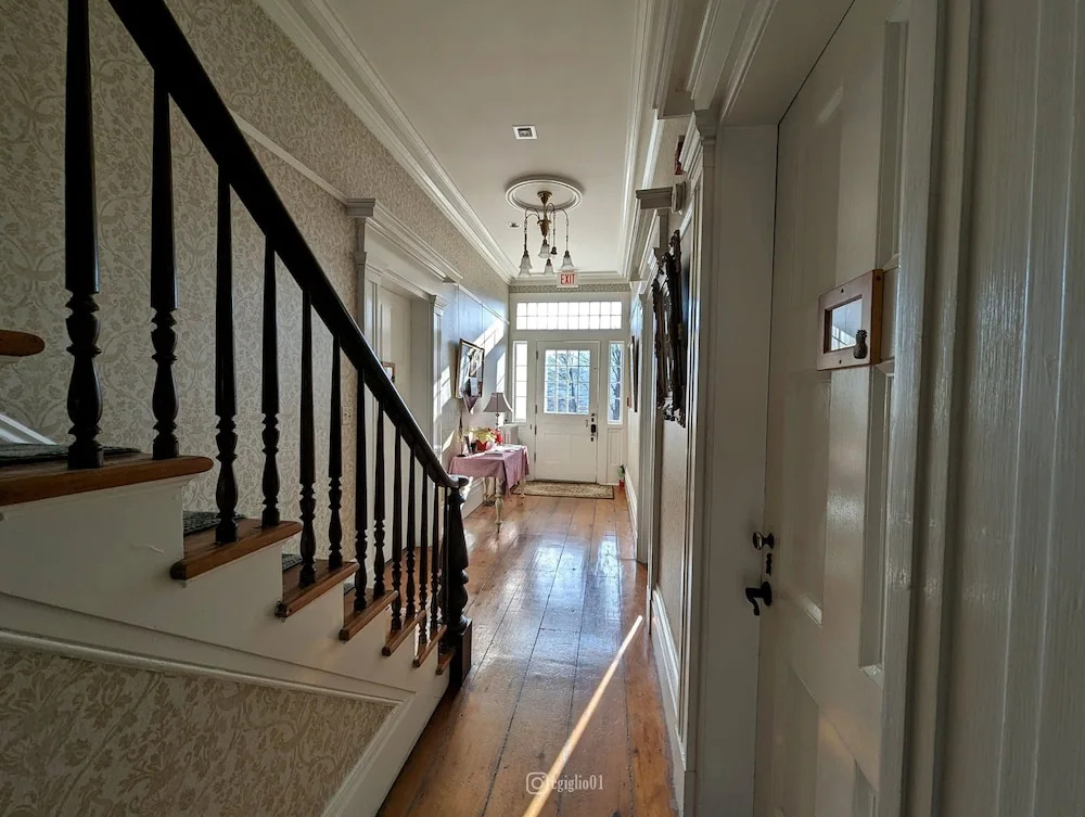 Cromwell Manor Inn
