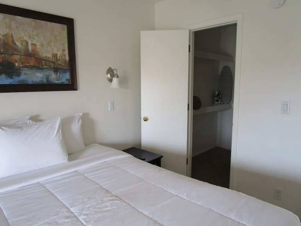 130 Fully Furnished, amenities galore! by RedAwning