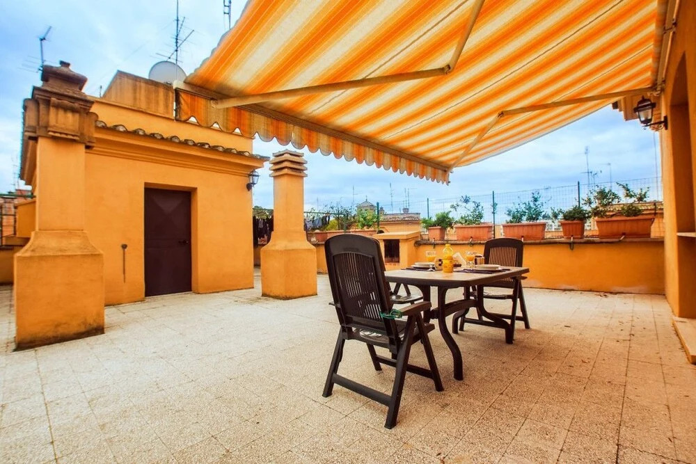 Colorful 2 bed Apartment Close to Vatican