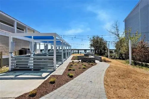 Bay Breeze Anchor Suite (1 bed/1 bath condo with cabanas, fire pits, and pier)