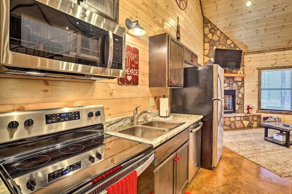 'the Breeze' - Broken Bow Cabin w/ Hot Tub & Deck!