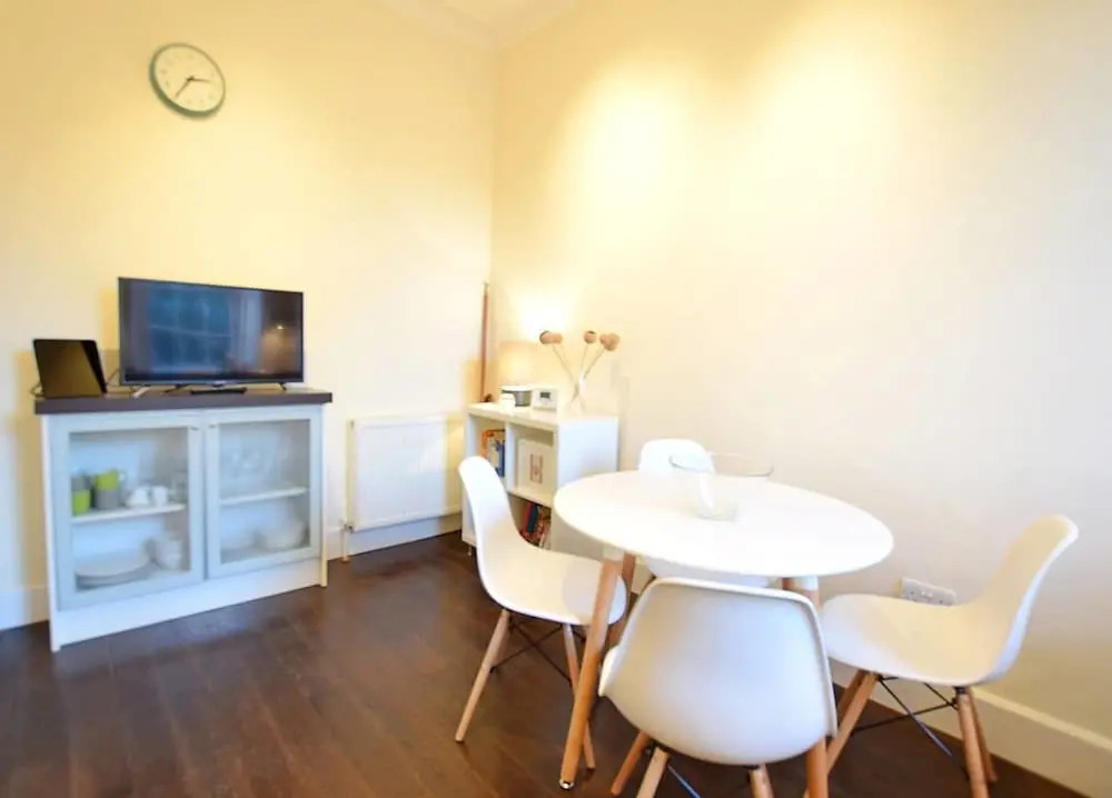 JOIVY City Centre Chic for two Next to Calton Hill