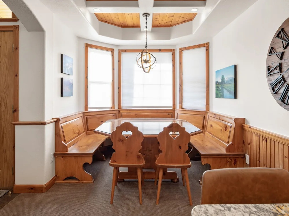 Family Getaway~pool, Hot Spring, Scuba & Ice Castles 727 4 Bedroom Home by RedAwning