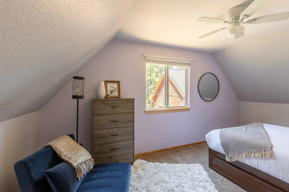 Sweet Pine Deck + Hot Tub, Cozy Modern Interior Close to Ski Resort!