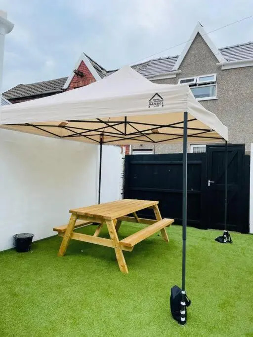 Modern 6 bedroom 5 min walk to beach & restaurants