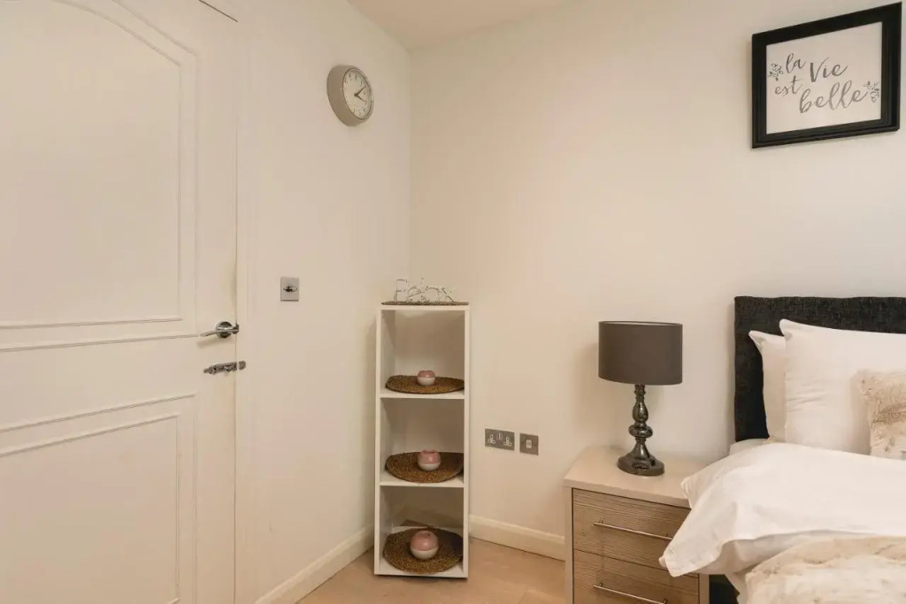 Just 20 Mins From Buckingham Palace!