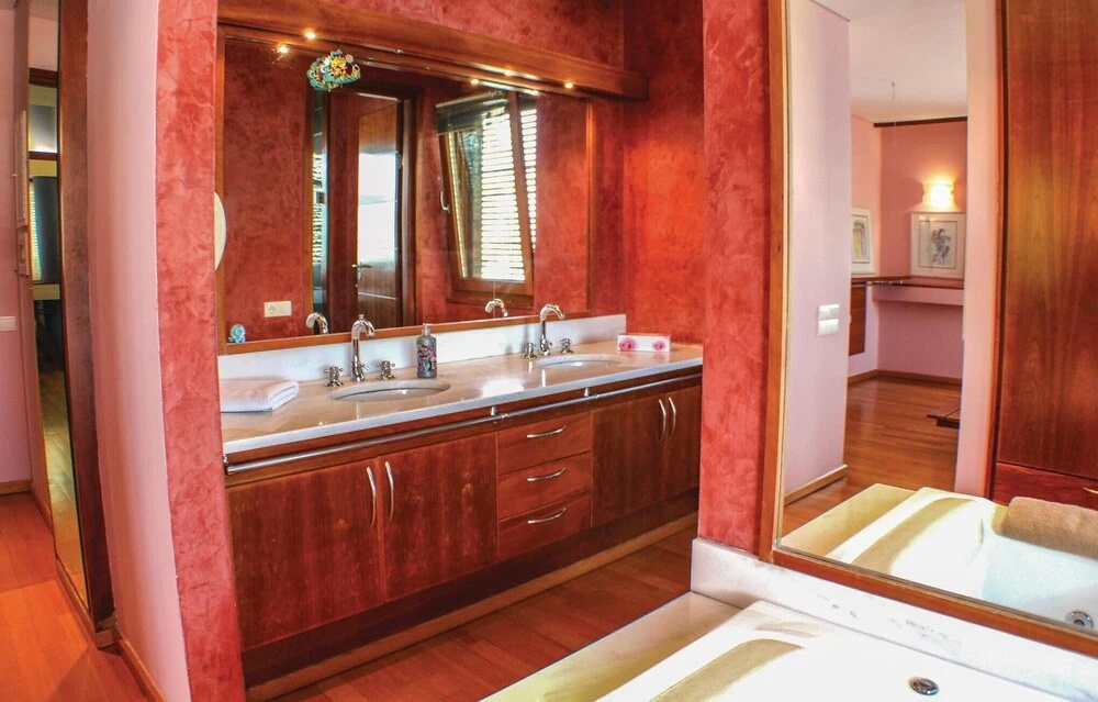 Stunning Home in Porto Rafti, Attiki With Wifi and 5 Bedrooms