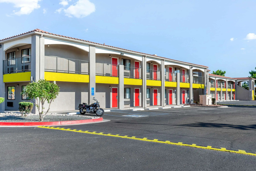 Econo Lodge West - Coors Blvd