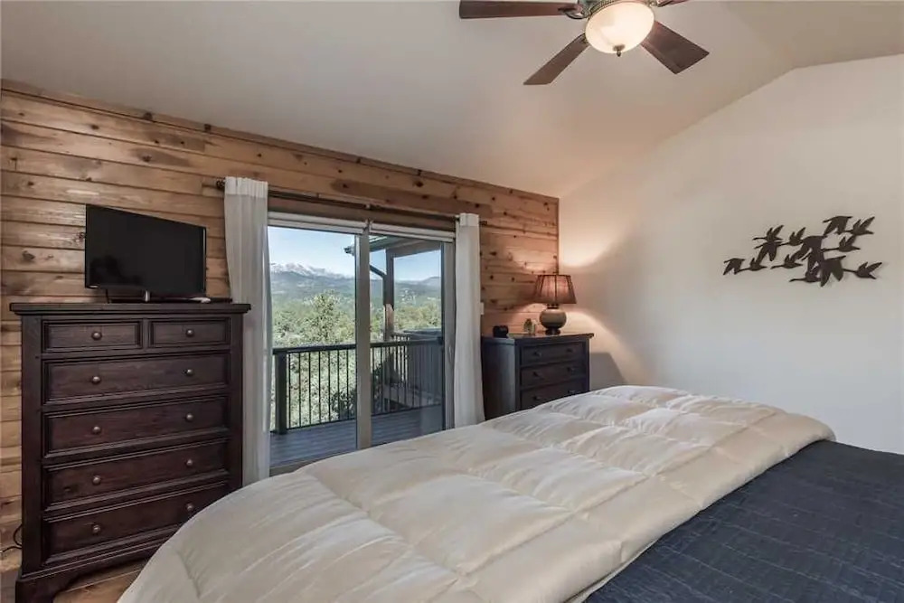 CenterView - Two Bedroom Cabin with Hot Tub