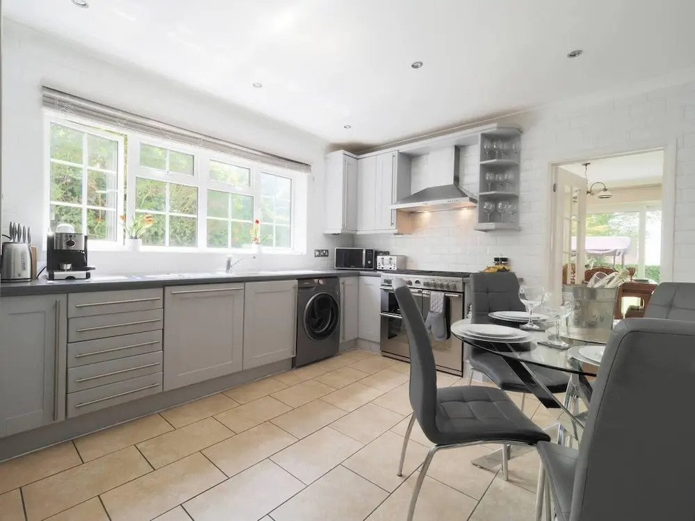 Inviting 7-bed House With sea Views in Hythe