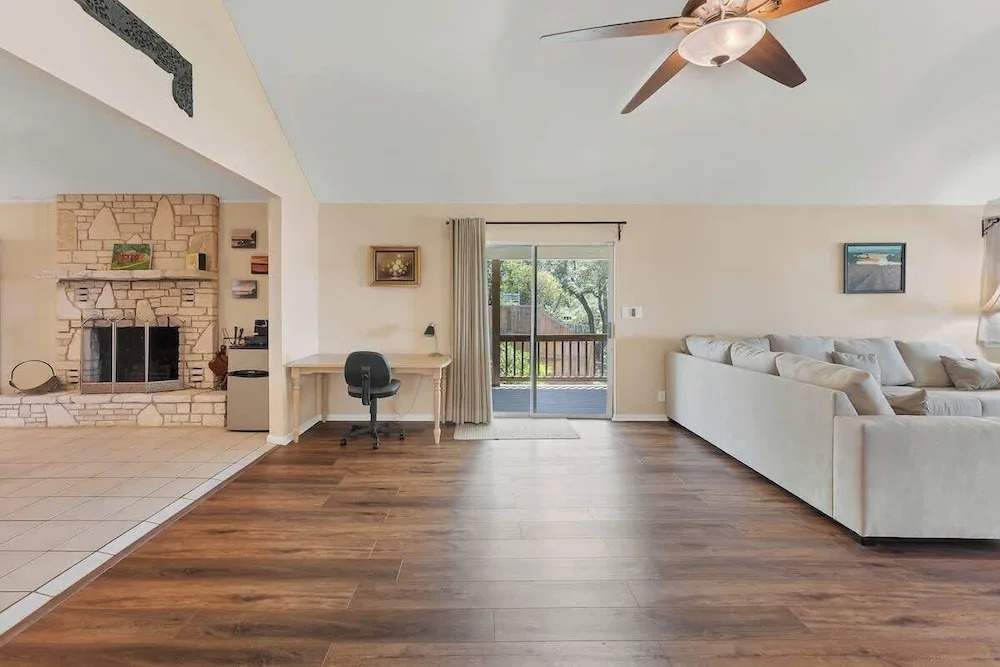 Lakeshore Escapes, on Canyon Lake Waterfront
