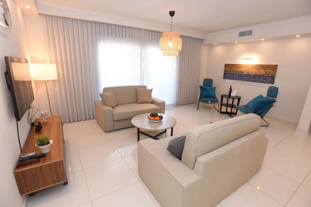 Avi's Suites Yossi Avrahami Royal Park