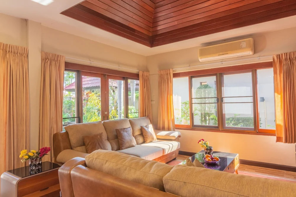3BR Bali style PrivatePool Villa Near main road Large pool