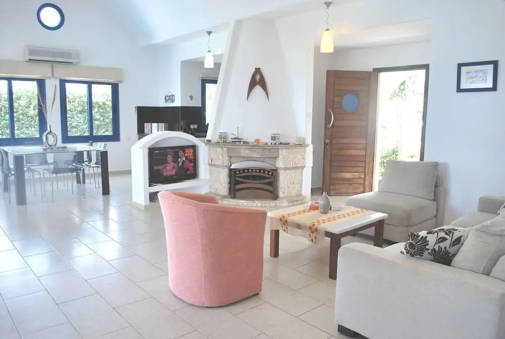 Sea Front Villa With Private HEATED Pool, Quiet area Paphos 322