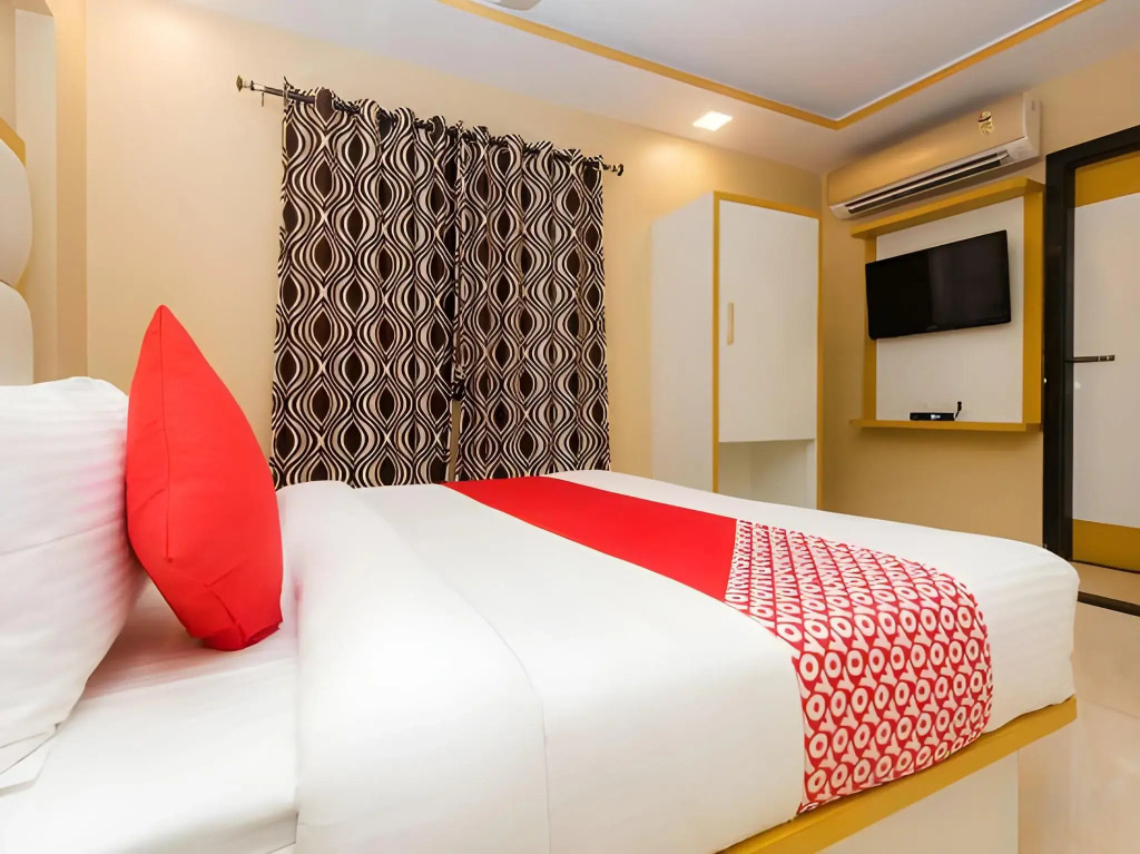 Hotel Classio Inn - Near Kokilaben Hospital, Andheri West Mumbai
