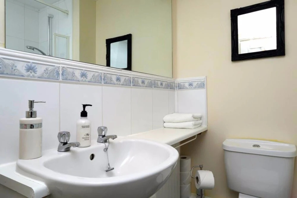2 Bedroom Apartment off Leith Walk Sleeps 5
