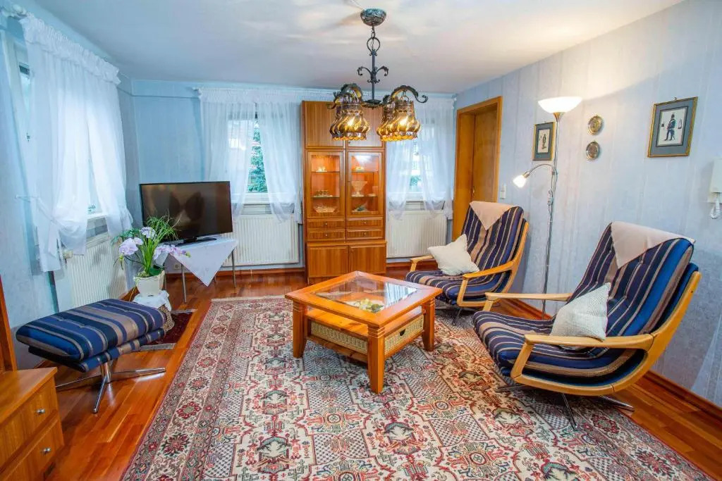 Ferienwohnung-Im-Kelterhaus-Wohnung-Blauer-Salon