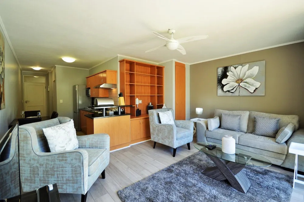 Island Club Hotel & Apartments