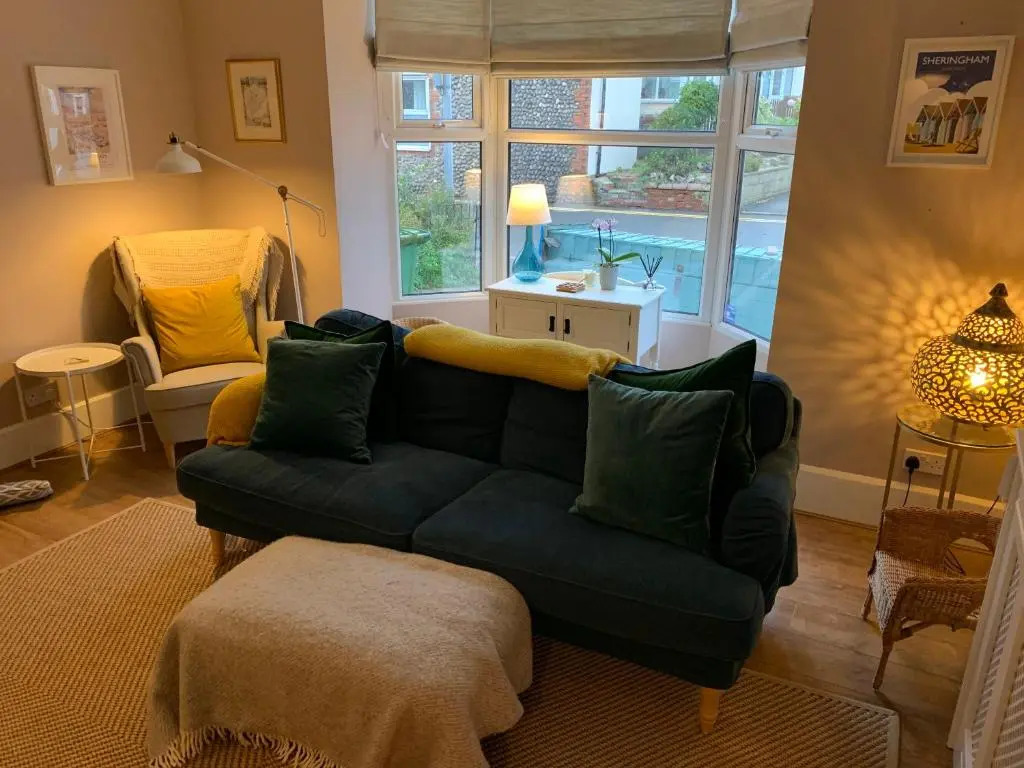 Luxury 5 bed cottage next to the sea in Sheringham - dog friendly!