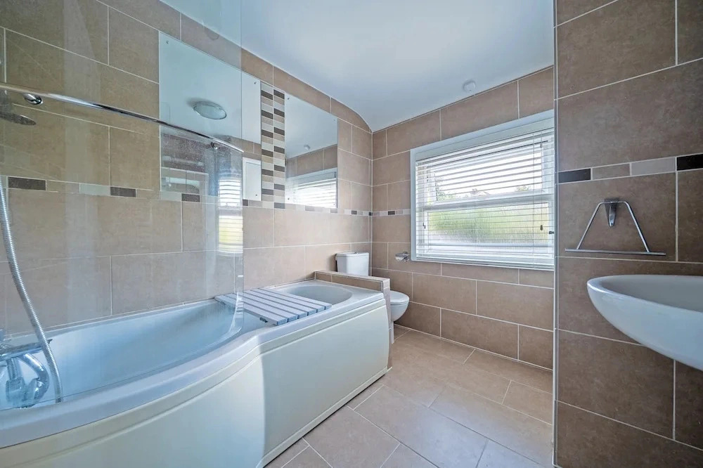 House Sleeps 5 With Garden and Parking