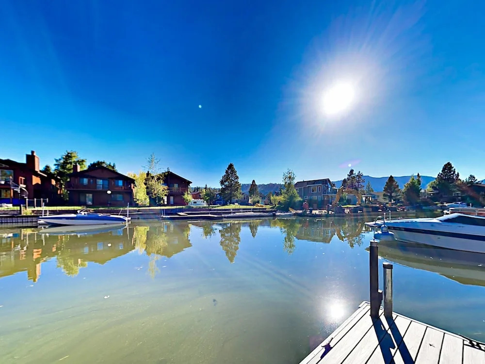 3BR Lake House Private Hot Tub and Dock by RedAwning