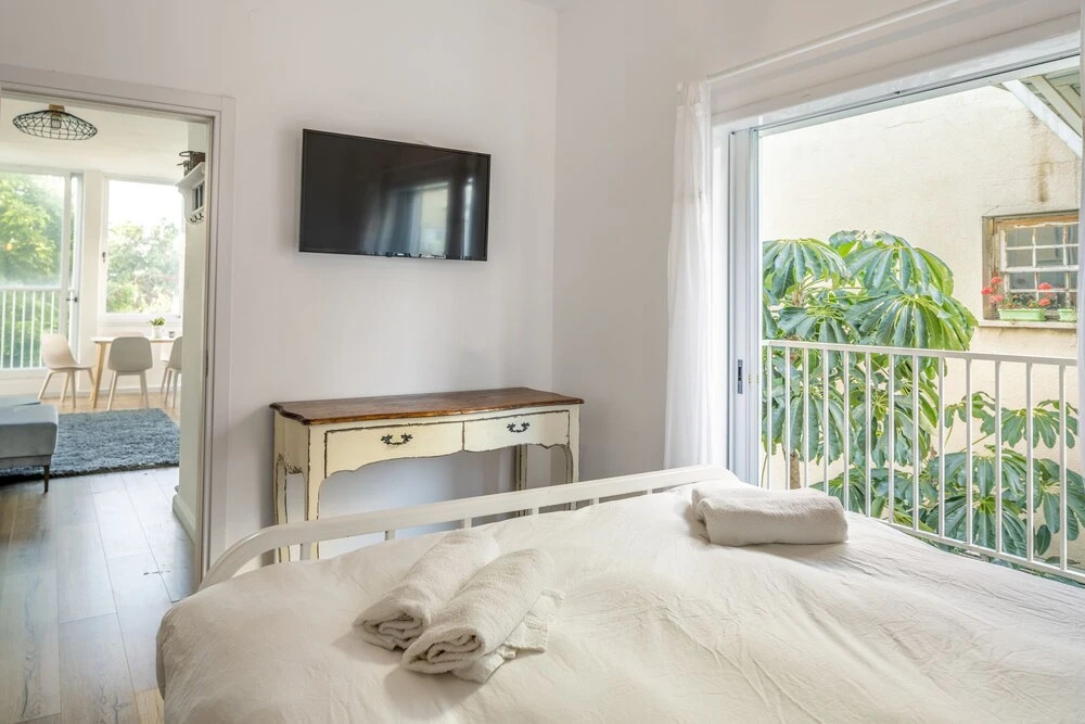 Bright & Sunny Apt in Trendy Location