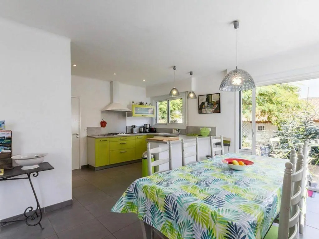 Maison familiale rénovée, 15 km de la mer, jardin clos avec terrasse et ping-pong, centre bourg - FR-1-306-894