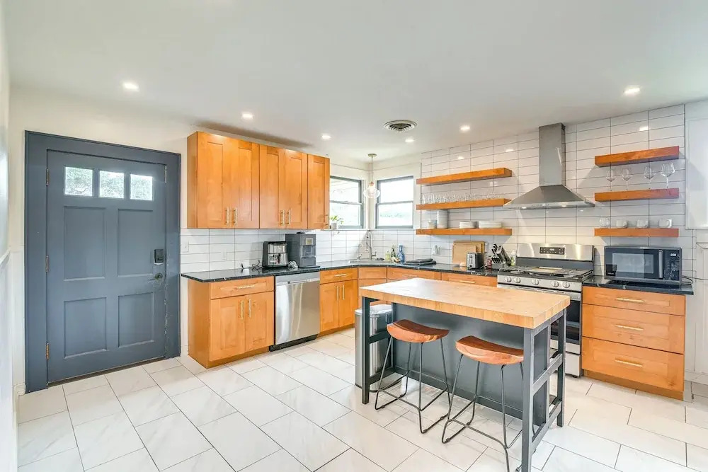 2 Mi to Pleasure Pier: Pet-friendly Gem w/ Yard
