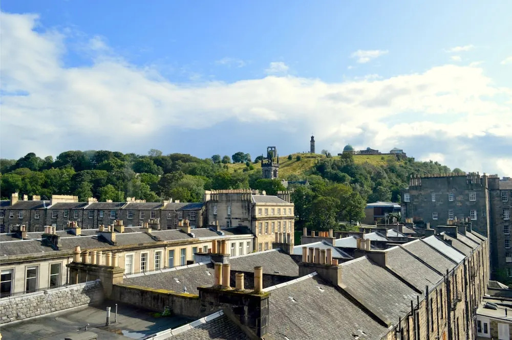 Sophisticated 2 Bedroom Edinburgh Flat Near Old Town