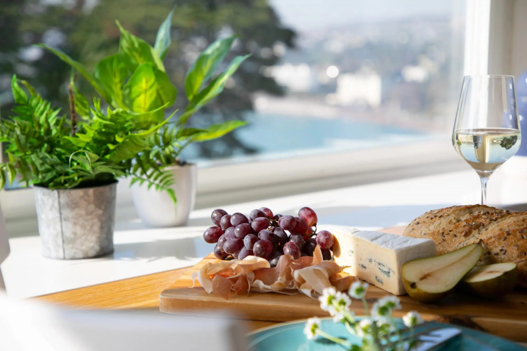 Wellswood Apartment - Sunny Apartment With Stunning sea Views Private Balcony