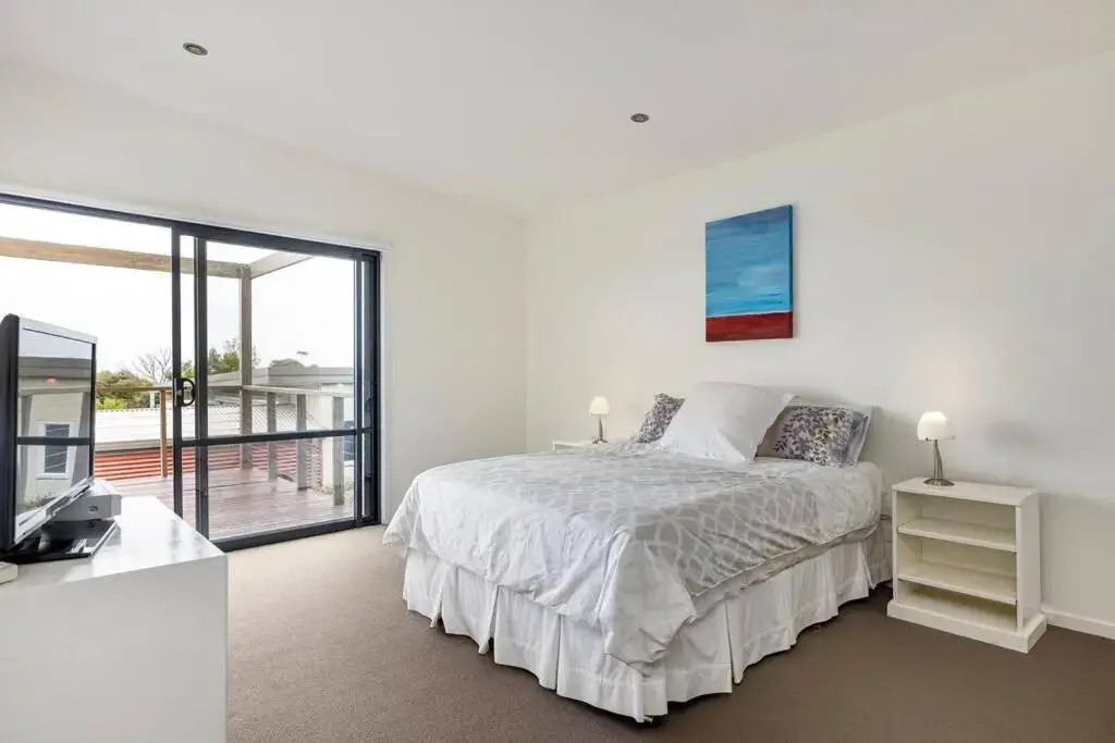 Sea Haven: coastal views, family retreat