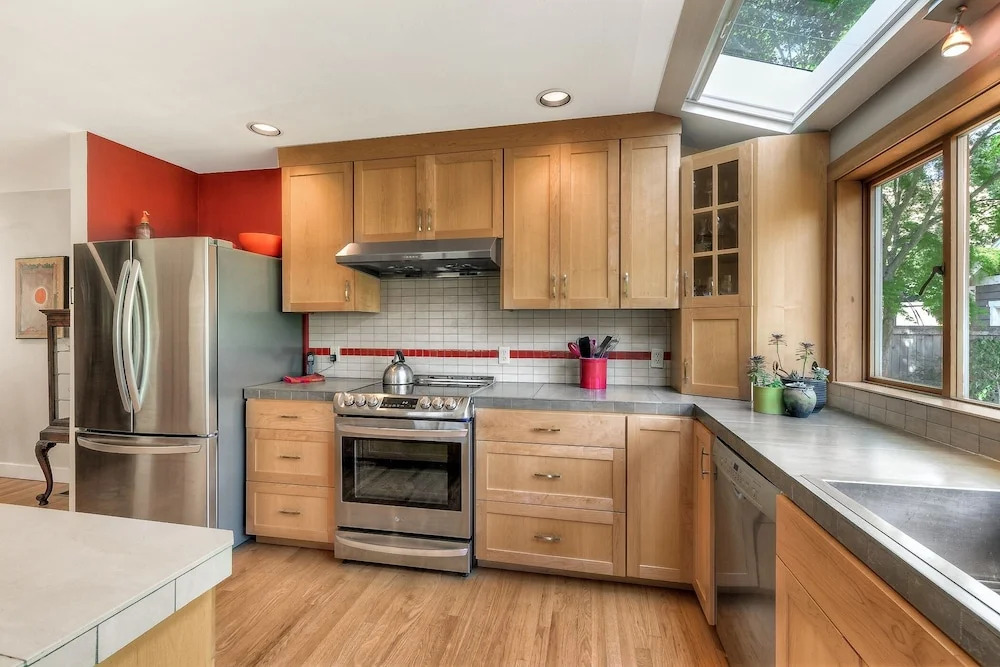 Lovely Laurelhurst - Music Room & Sunny Yard 3 Bedroom Home