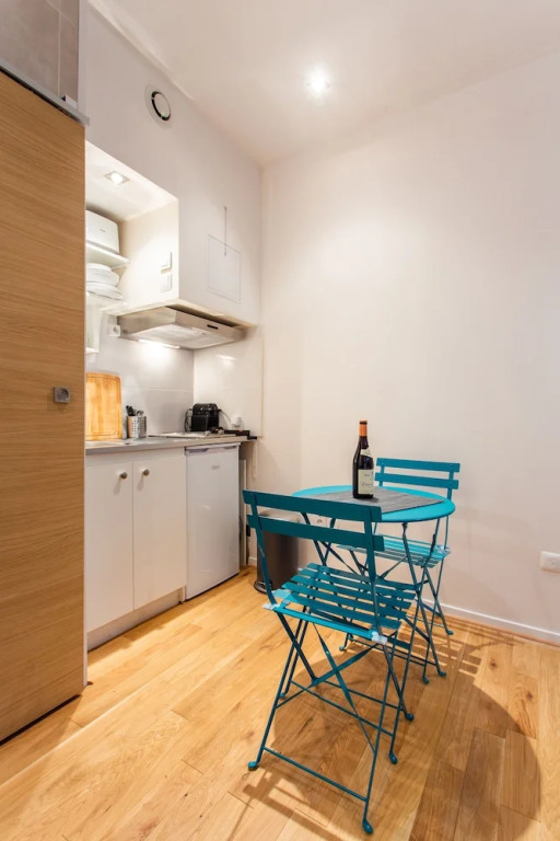 Cosy flat Eiffel tower