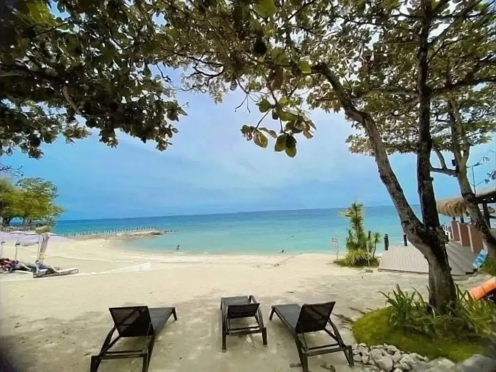 Mactan Newtown 1-Bedroom W/ Balcony & Pool Access