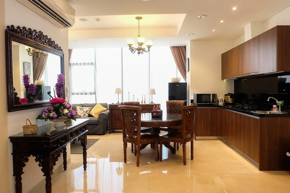 Comfy 2BR LAvenue Apartment By Travelio