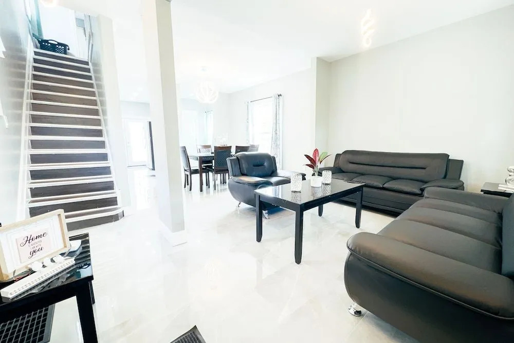 2 Homes, 1 Stay-7BR Niagara Falls Compound