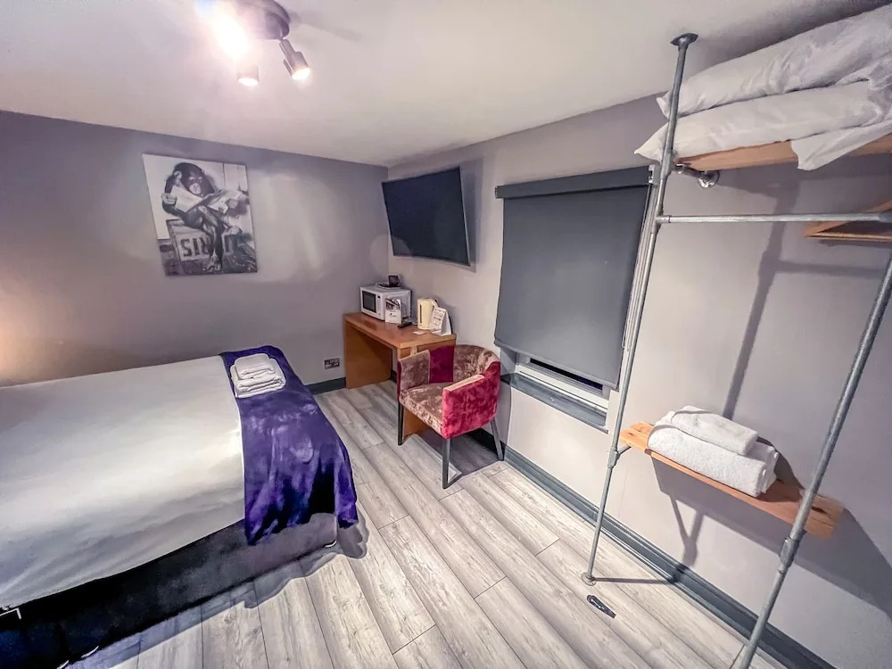 Twenty Hotel & Bar