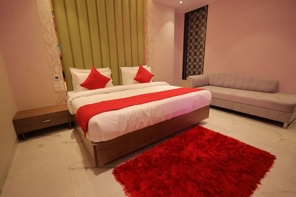 Hotel Taj Crown plaza