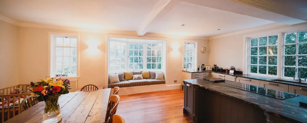 Beautiful 3 Bedroom Georgian Townhouse With Parking